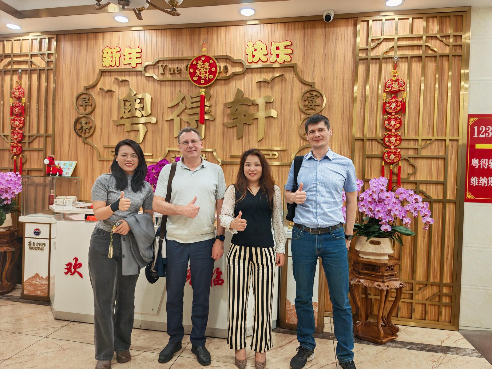 WIN-WIN PACK team hosting overseas packaging machinery buyers at a business dinner in China